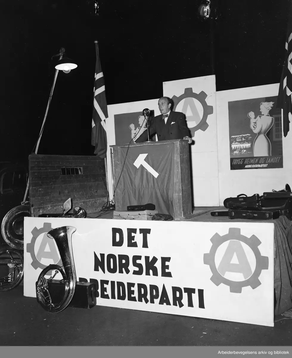 Brynjulf Bull (1906-1993). Jurist, høyesterettsadvokat og politiker. Ordfører i Oslo. Taler i Torshovdalen før kommunevalget 1951.