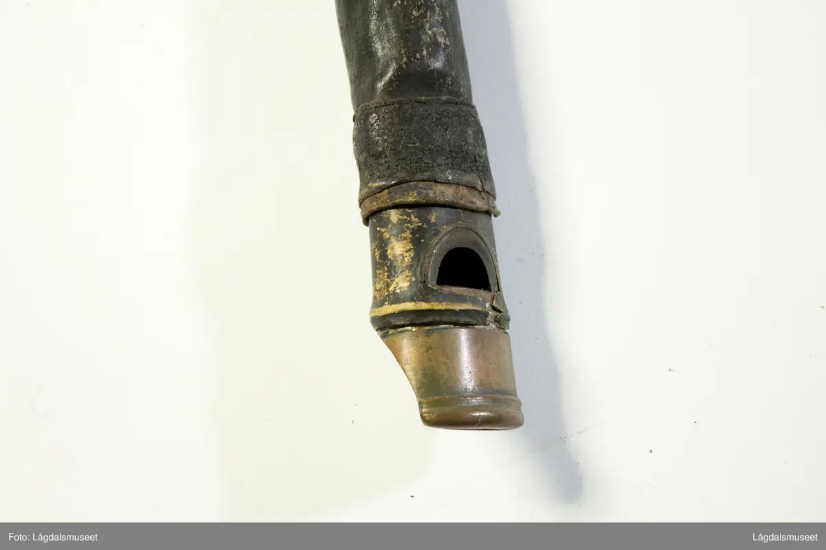 Fløyta er laget av tørket kuhale. Munnstykket er profft laga, trolig av en gjørtler. Sannsynligvis av messing, mens blokka er av tre. Fløyta har sju fingerhull foran, men ingen tettehull for tommel bak. Avskallet svart farge. Rundt et belte øverste på fløyta hvor det er risset inn: SVRT eller SURT - 1562. Ikke nødvendigvis en referanse til årstall og alder.
