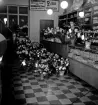 Bepes 50 år. Butiken fylld av blombuketter.