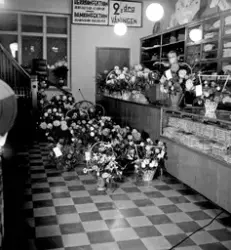 Bepes 50 år. Butiken fylld av blombuketter.
