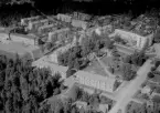 Flygfoto över Avesta 1962. Domarhagsskolan. Högstadium och gymnasium. Dalavägen. Avesta teater.