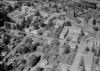 Flygfoto över Avesta 1965. Bostadsområde kring Karlberg. Blåhuset eller Aaltohuset till höger i bild, längs Kungsgatan. Avesta jernverk i bakgrunden.