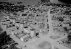 Flygfoto över Avesta 1965. Myrgatan och Axel Johnssons väg. Bostadsområden Jämtbo-Sågbo till vänster i bakgrunden.