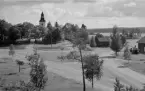 Avesta, By kyrka med utsikt över Bysjön 1951. Läs mer om By kyrka i boken: Dalarnas kyrkor i ord och bild.