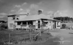 Avesta, By Kaffestuga 1954. Skyltar med text: Kaffestuga Hembageri, Taxi, Marabou mjölkchoklad.