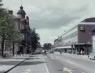 Avesta, Kungsgatan 1965. Skylt med text: Shell; GossFlickkläder; Epa; Törnqvists bokhandel.