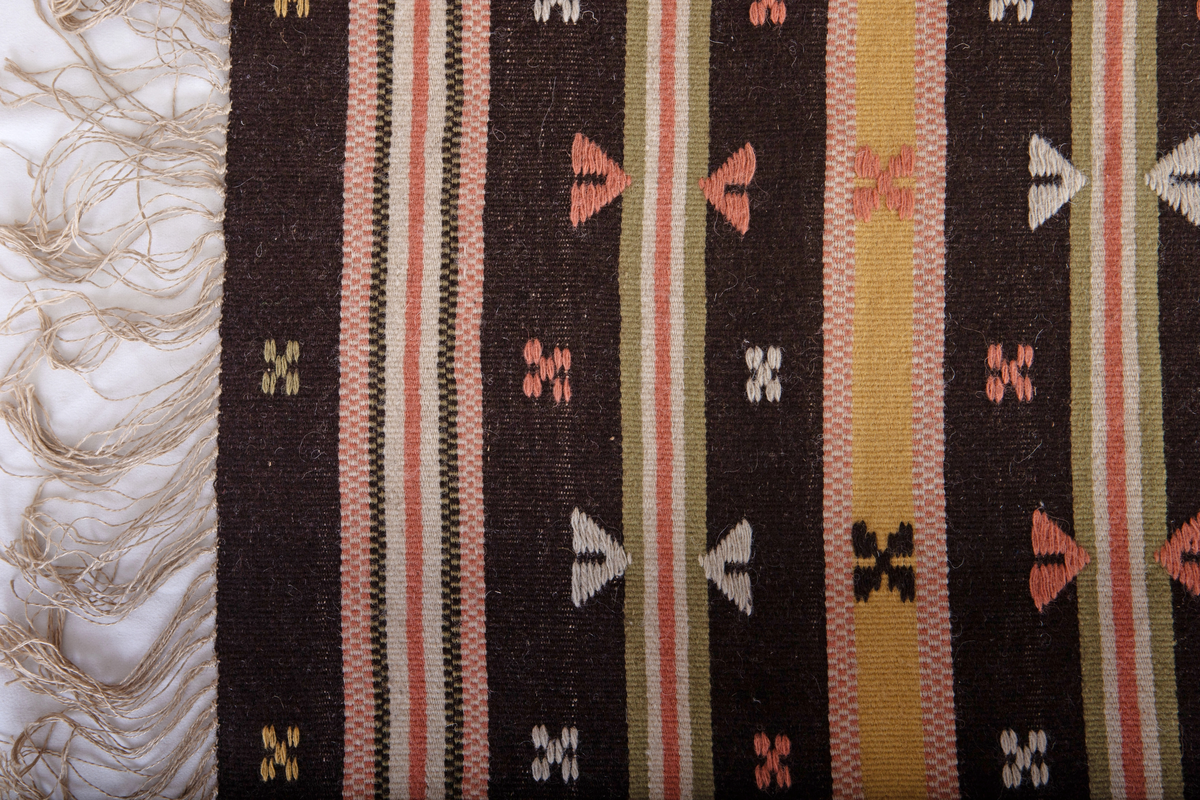 Nyvävd kopia efter gammalt fälltäcke. 
Inplockat mönster med timglas, ax och stjärnor

Reg. av: R.J. (Ruth Jonsson),  I.P. (Ingegerd Persson), B.Å. (Brita Åsbrink)