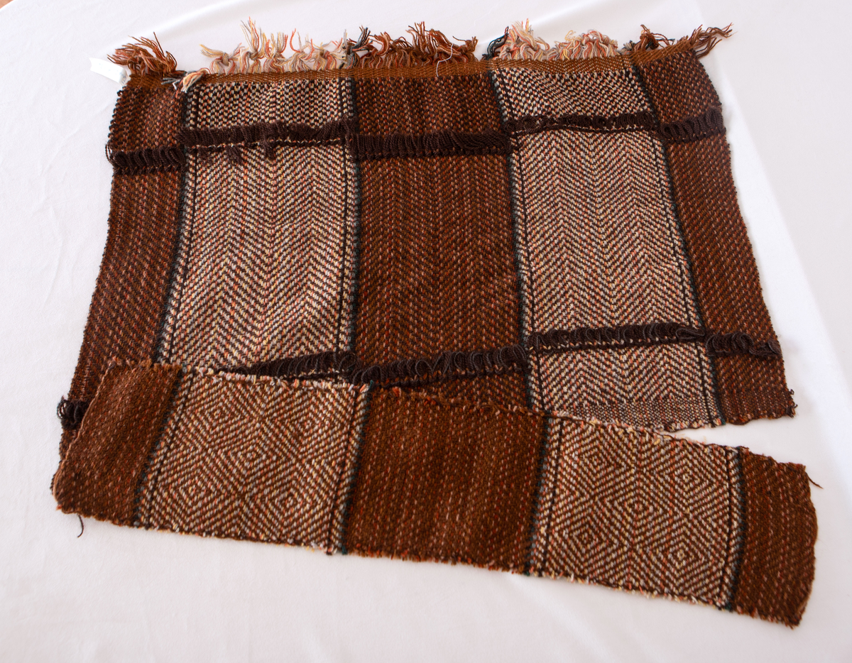 Epok 2
Draperiprov i gåsögon med ryaknutar

Reg. av: R.J. (Ruth Jonsson), I.P. (Ingegerd Persson)