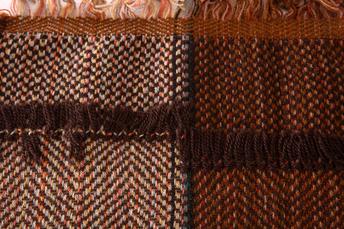 Epok 2
Draperiprov i gåsögon med ryaknutar

Reg. av: R.J. (Ruth Jonsson), I.P. (Ingegerd Persson)