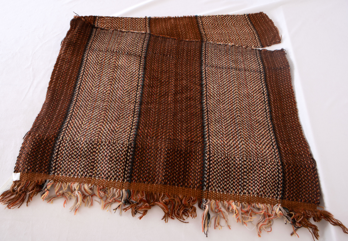 Epok 2
Draperiprov i gåsögon med ryaknutar

Reg. av: R.J. (Ruth Jonsson), I.P. (Ingegerd Persson)