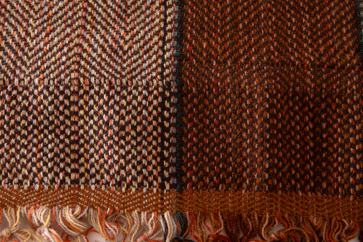 Epok 2
Draperiprov i gåsögon med ryaknutar

Reg. av: R.J. (Ruth Jonsson), I.P. (Ingegerd Persson)