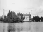 Forsså Träpappfabrik omkring 1890. Från vänster: kokeriet, stora fabriken, torkeriet.