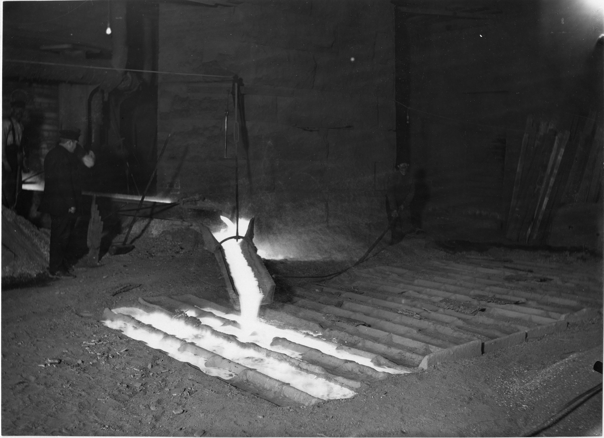 Järnbruk i Boxholm med masugn, martinugn, smältsmedja med 11 lancashire enklhärdar, grov-, fin-, och plåtvalsverk, gjuteri, klippspiksfabrik, reparationsverkstad och verkstad för byggnadssmiden. Vid Flemminge smältsmedja med 10 lancashire enklhärdar, grov-, medium- och finvalsverk, ånghammare, manufaktursmedja och reparationsverkstad. Vid Graversfors två masugnar.