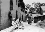 Pojke och man med fotogenkök från Optimus i Nepal 1962.