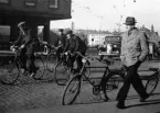 Cyklister vid Slussen i Stockholm. Korsningen Hornsgatan- Götgatan. Bild från Optimus arkiv.
