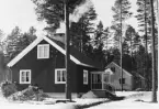 Modern skogsarbetarebostad, som för närvarande 1958, bygges i bolagets regi. Uddeholms aktiebolag.