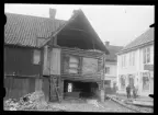 Gathuset, gavelparti mot Arbogaboden, Arboga.
Under rivningen. C:a 1932.