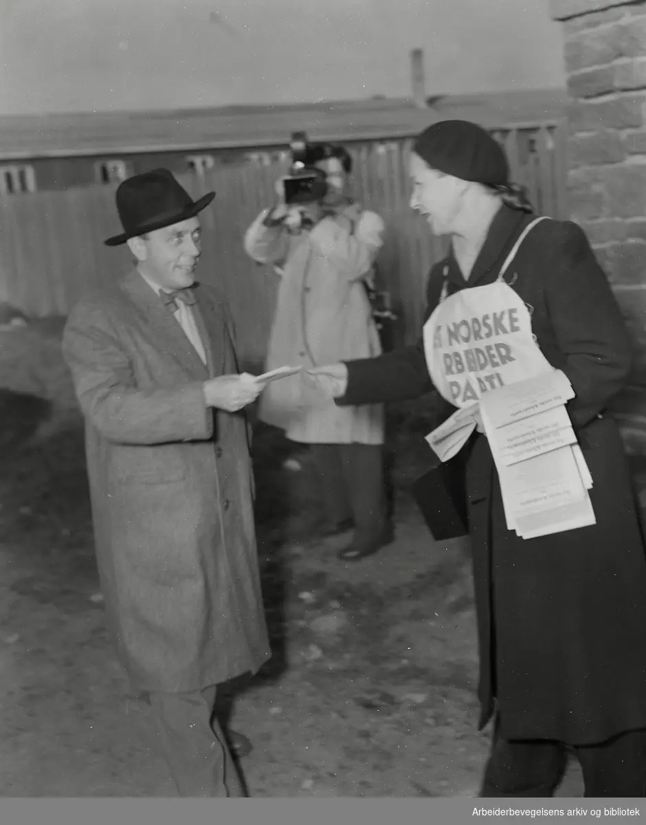 Ordfører Brynjulf Bull ankommer valglokalet. Kommunevalget 8 oktober 1951