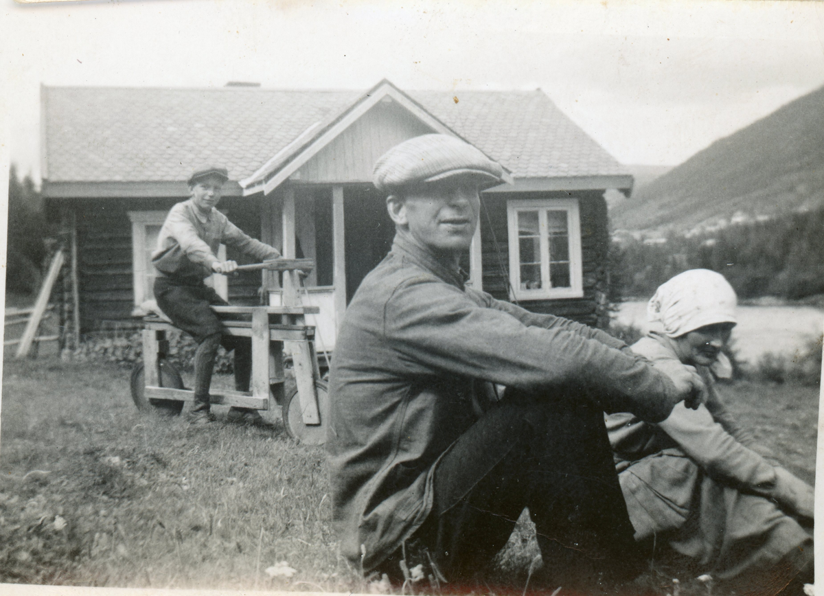 Gruppebilde av frå h.Margrete Turkop Vershølen og Olav Vershølen.
På Sykkelen  Ole Vershølen.