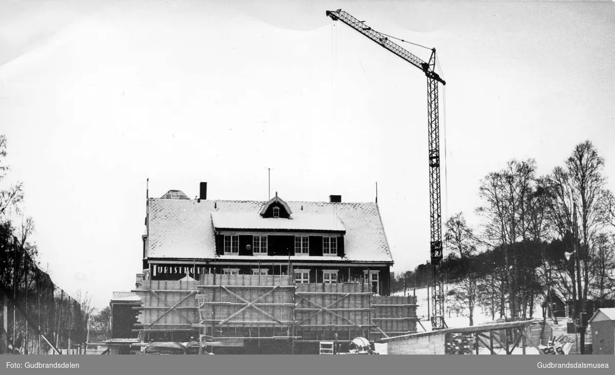 Dombås Turisthotell. Bygging av "betongklossen" ved enden av hotellet i 1965.