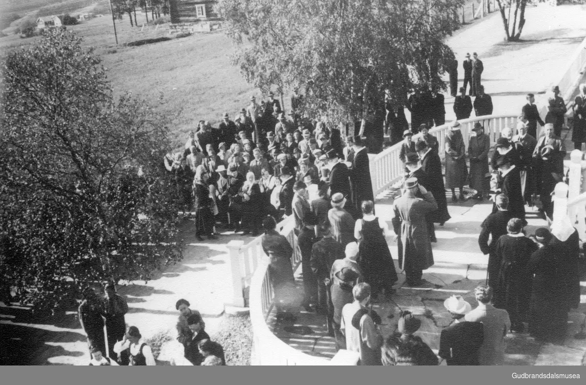 Frå vigslinga av Dombås kyrkje i 1939. Prosesjonen med biskop og prestar på veg ut frå Dombås Turisthotel.