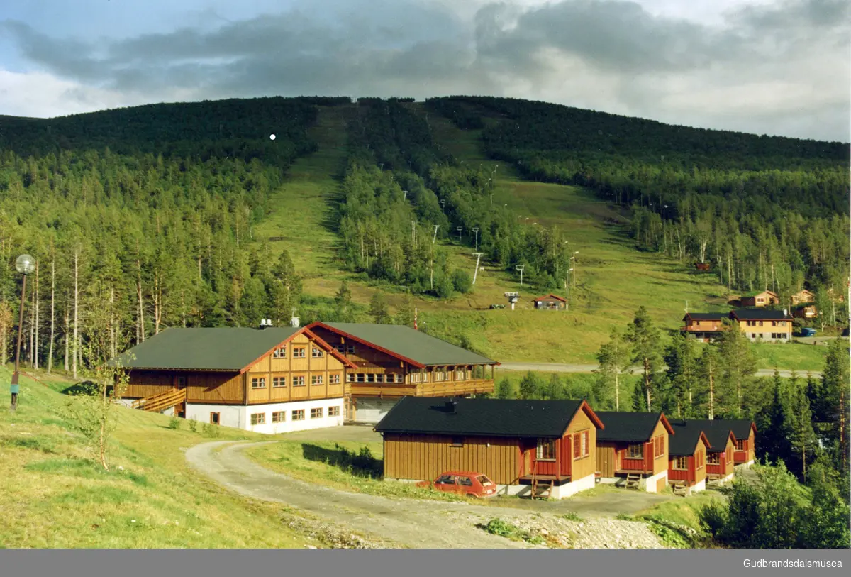 Trolltun Gjestegård med tilhørende utleiehytter, oppstillingsplass for campingvogner/bobiler.Dombås alpinanlegg i bakgrunnen på det ene bildet.