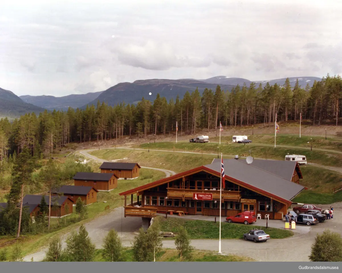 Trolltun Gjestegård med tilhørende utleiehytter, oppstillingsplass for campingvogner/bobiler.Dombås alpinanlegg i bakgrunnen på det ene bildet.