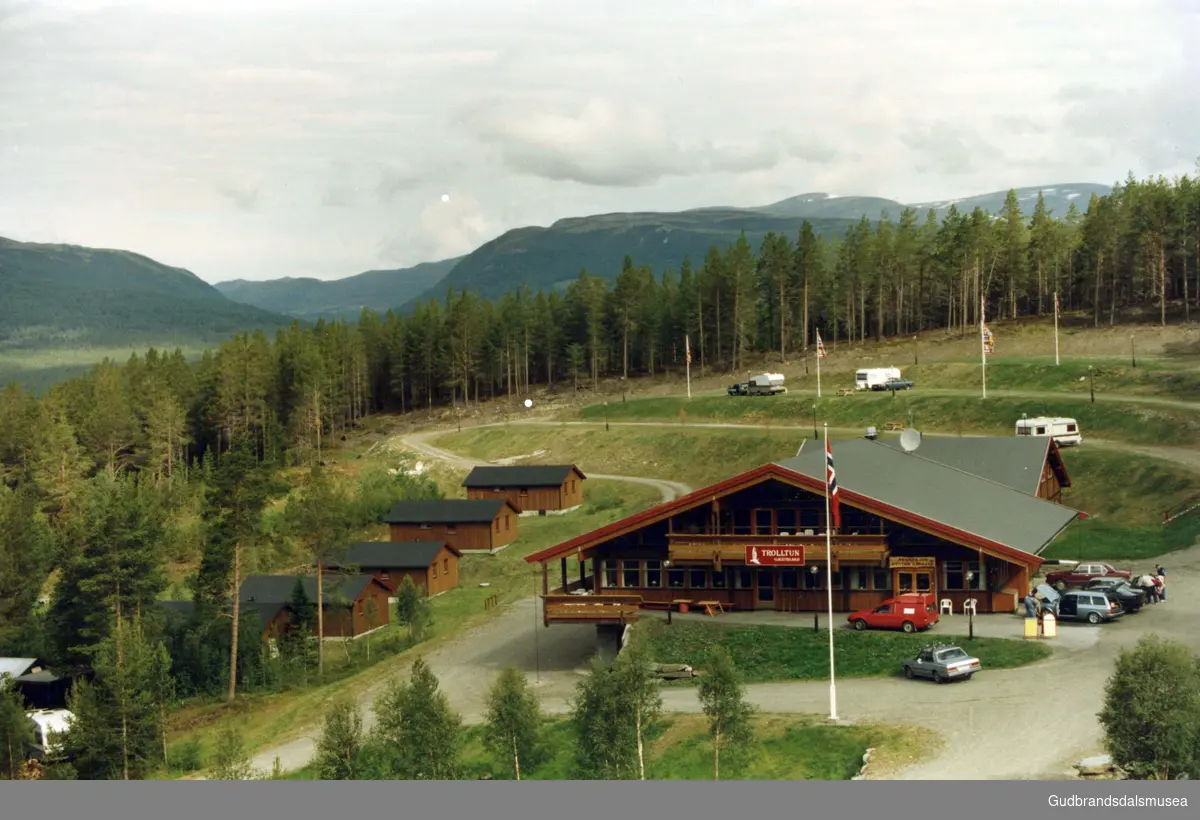 Trolltun Gjestegård med tilhørende utleiehytter, oppstillingsplass for campingvogner/bobiler.Dombås alpinanlegg i bakgrunnen på det ene bildet.