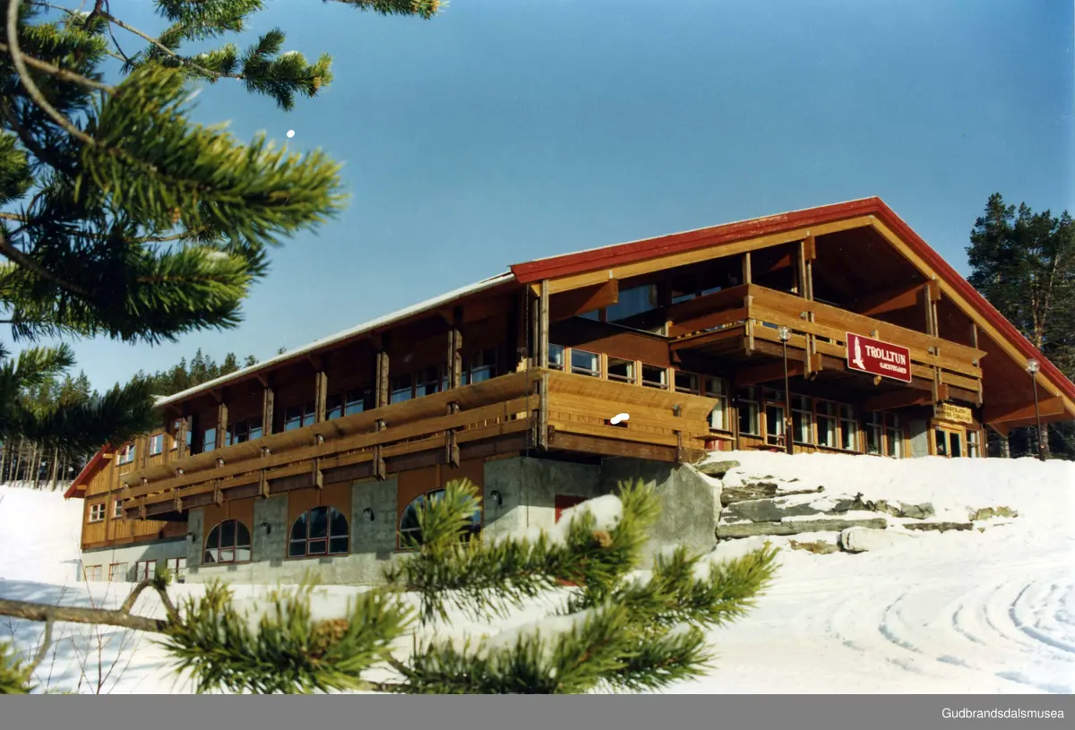 Trolltun Gjestegård med tilhørende utleiehytter, oppstillingsplass for campingvogner/bobiler.Dombås alpinanlegg i bakgrunnen på det ene bildet. Vinterbilde.