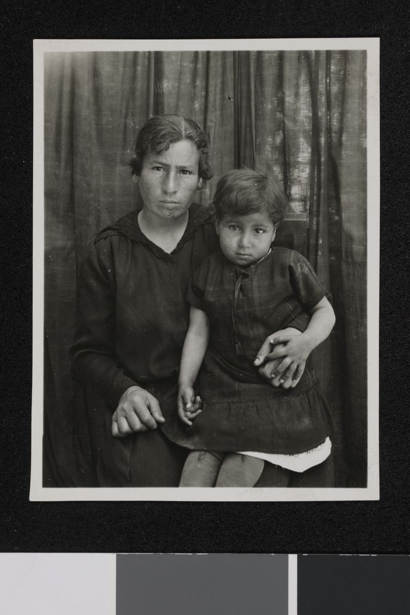 Armensk kvinne med barn. Fotografi tatt i forbindelse med Elisabeth Meyers bok; En Kvinnes Ferd til Persia.