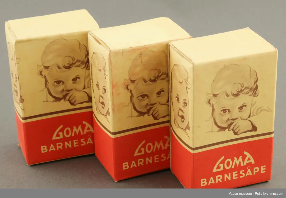 Tre pakker med barnesåpe fra Goma. Såpestykkene er pakket inn i små pappesker med illustrasjoner av små barn på framsiden og på sidene. Eskene er hvite og røde.
