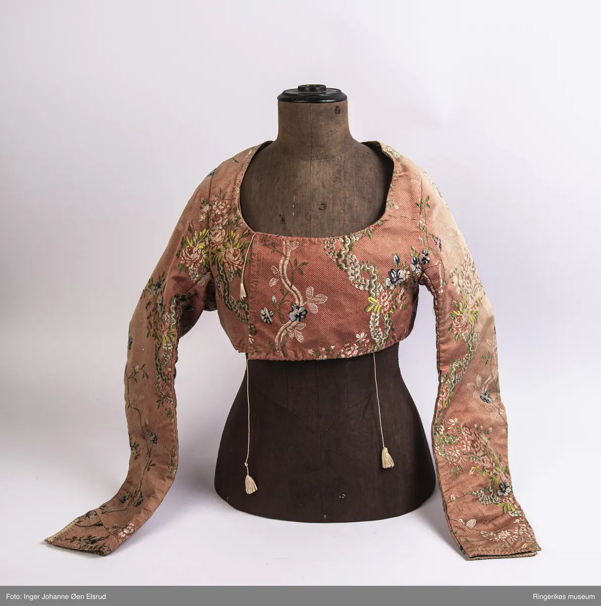 Blomster og ranker over store deler av stoffet
