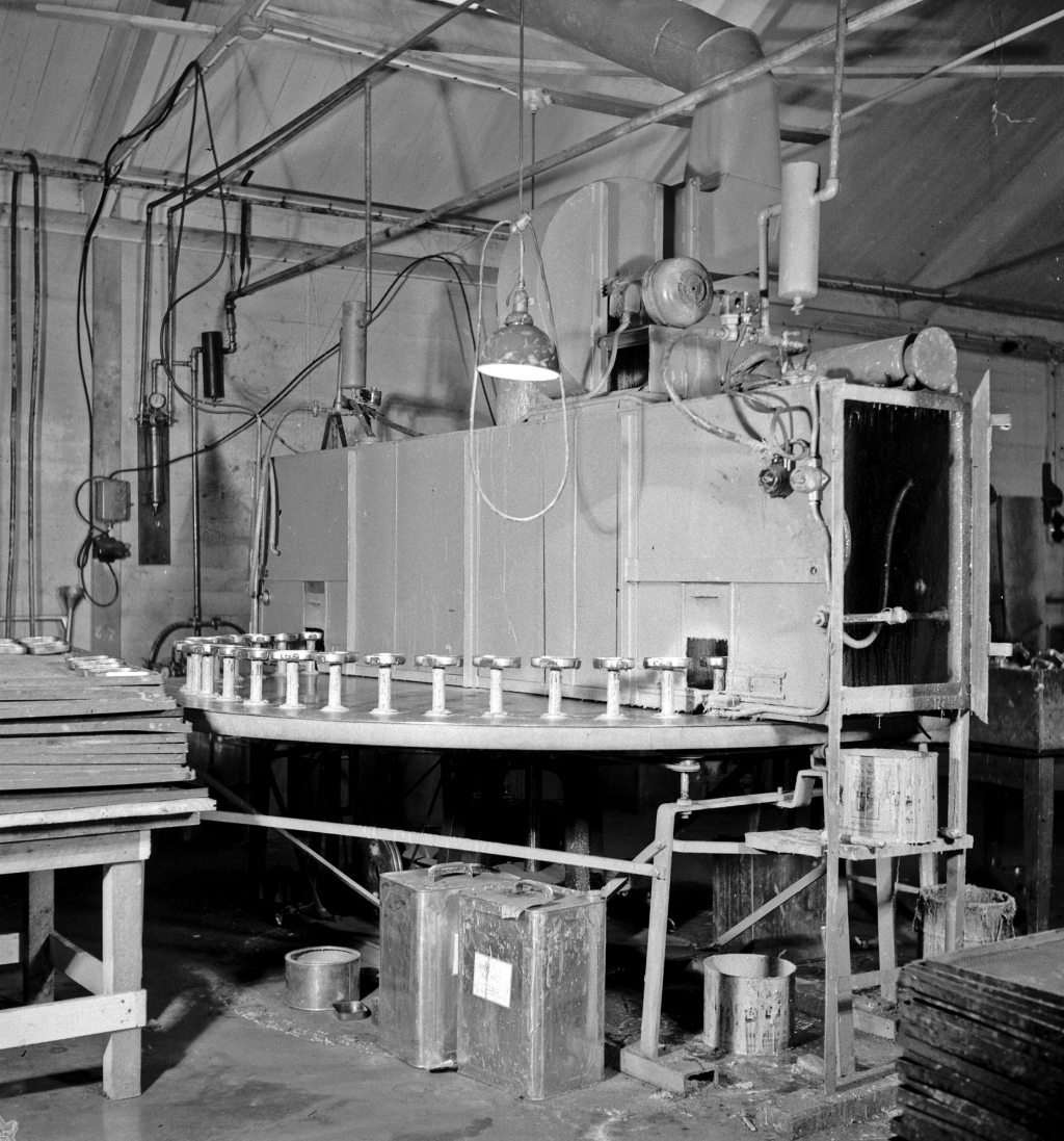 Nya maskiner och arbetsredskap till konservfabrik.  Maskinell utrustning troligen tillverkad vid Lysekils Mekaniska verkstad.