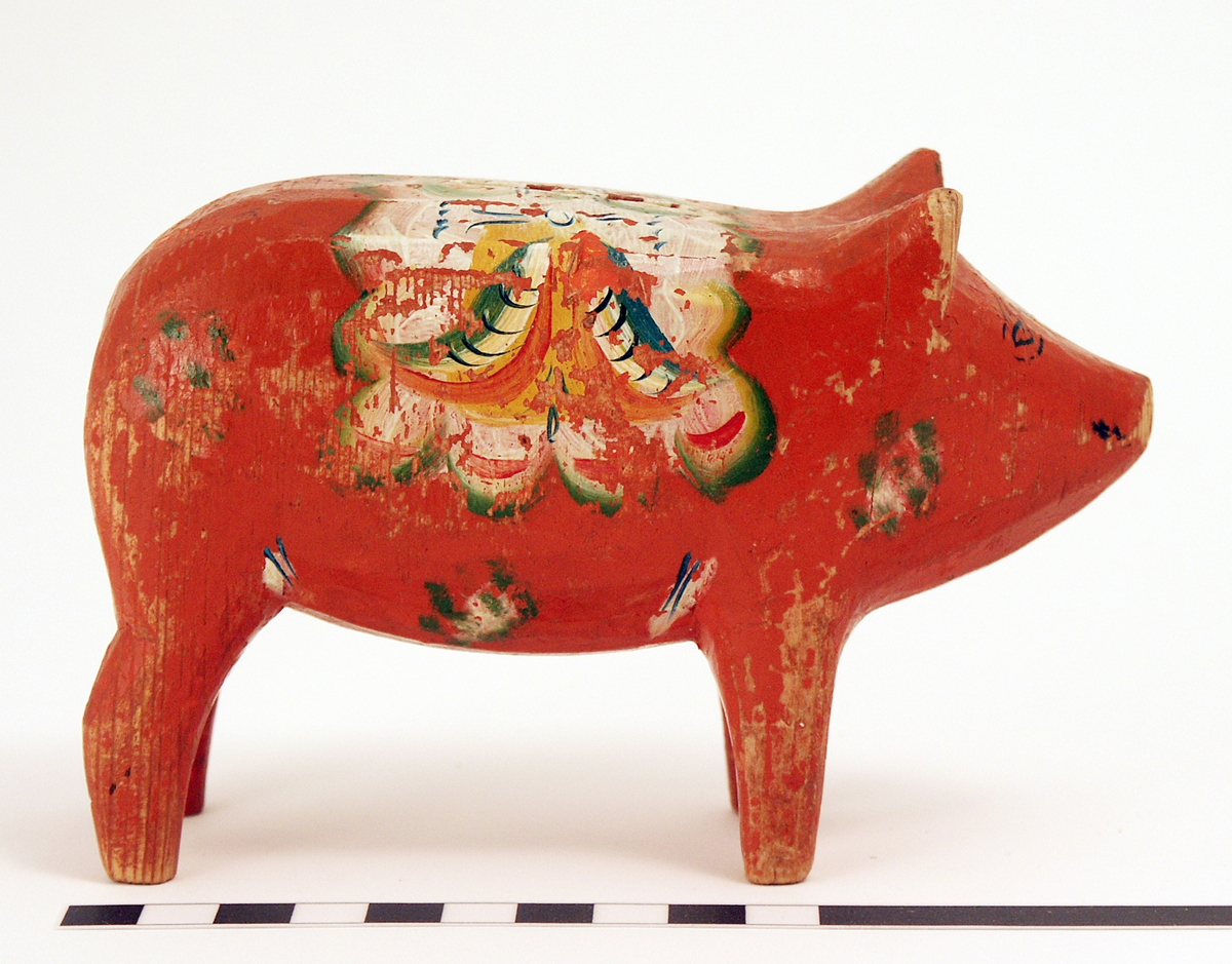 Ingår i samling bestående av 146 trähästar som har samlats och visats i Dalahästmuseum i Dala-Järna.