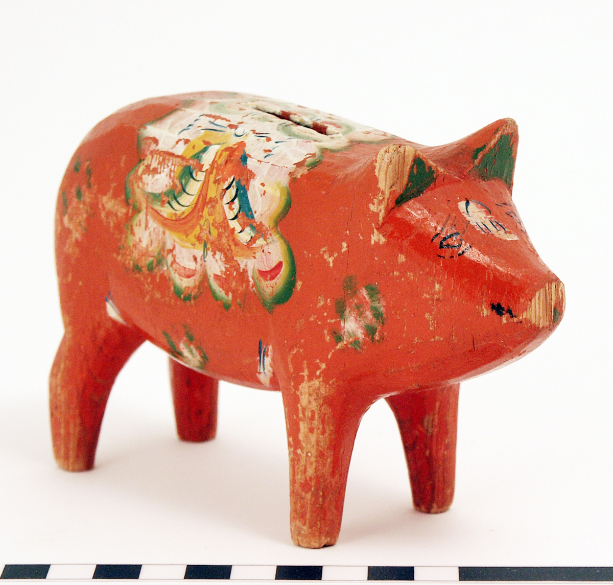 Ingår i samling bestående av 146 trähästar som har samlats och visats i Dalahästmuseum i Dala-Järna.