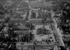 Flygfoto över Avesta 1958. Avesta stadshus och stadshusparken. Corneliusgatan. Malmgatan, Busstation. Centrumkyrkan.