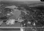 Flygfoto över Avesta 1935-1937. Månsbo kloratfabrik till vänster. Avesta kyrka och kyrkbron. Koppardalen med Avesta jernverk och gamla byn.