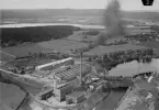 Flygfoto över Dalälven och Kvarnsvedens pappersbruk, Borlänge år 1933.