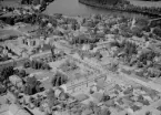 Flygfoto över Avesta 1965. Centrum med stadshusparken mitt i bild. Malmgatan, Kungsgatan,  Markusgatan, Corneliusgatan.