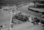 Flygfoto över Dala-Floda och kyrkan 1966.