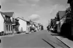 Engelbrektsgatan Ludvika 1946. Skyltar med texten: Ford Forsäljning & service; Tapetserare; Resande rum; Centralhotellet; Mjölk bröd.