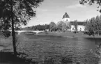 Hedemora, Dala Husby, kyrkan med bron över Dalälven 1949. Läs mer om Husby kyrka i boken: Dalarnas kyrkor i ord och bild.