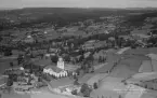 Flygfoto över Bjursås 1935-1937. Läs mer om Bjursås kyrka i boken: Dalarnas kyrkor i ord och bild.