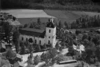 Flygfoto över Säters kyrka. Läs mer om Säters kyrka i boken: Dalarnas kyrkor i ord och bild.