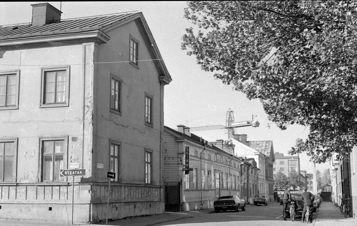 Fem foton av L.A. Mattons Hudaffär på Norra Stapeltorgsgatan i Gävle.