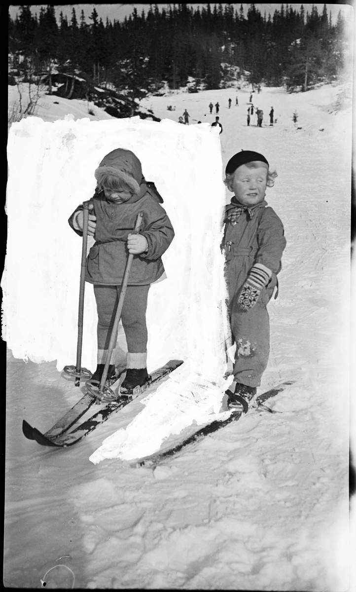 Barn på skitur