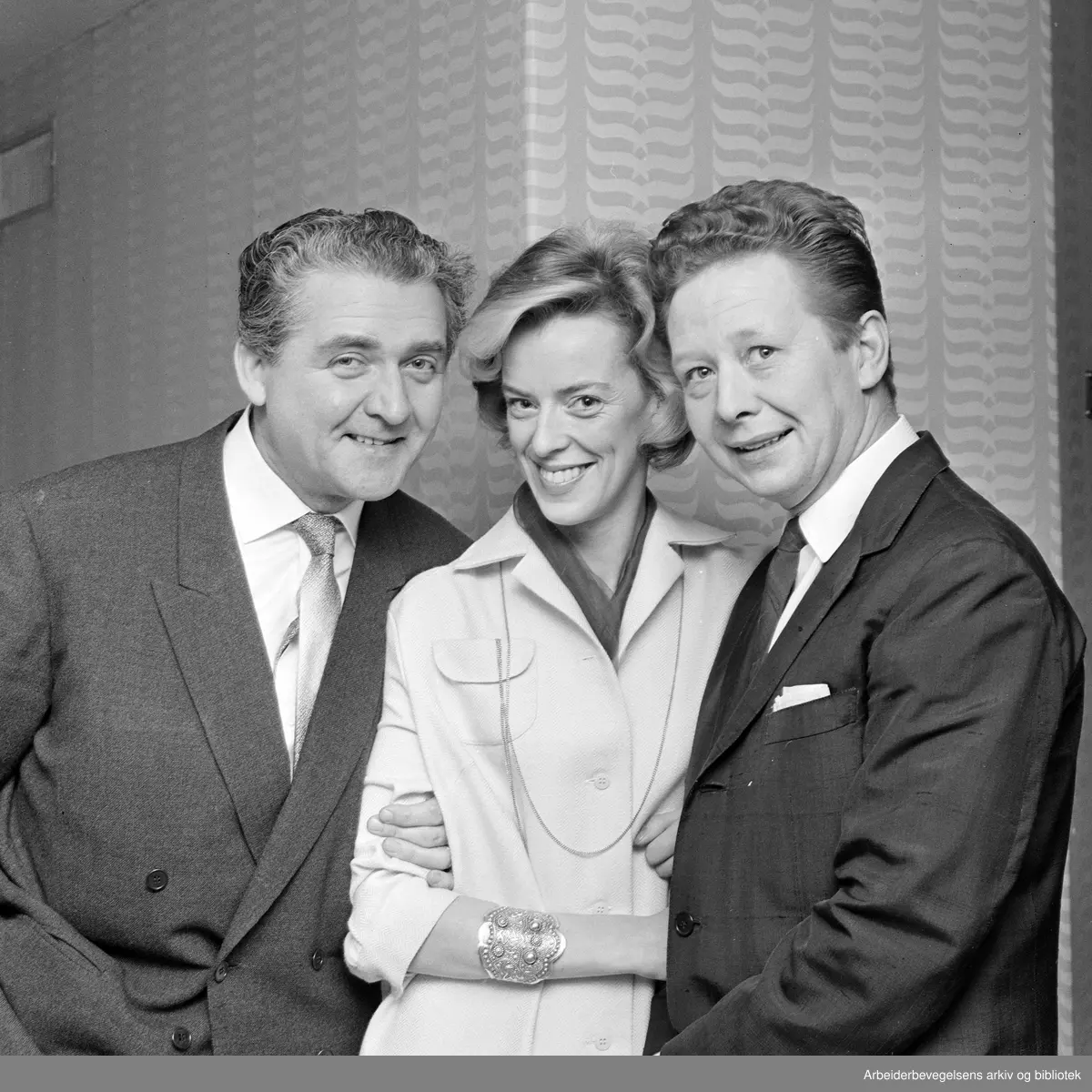 Finlands og Sveriges karakterskuespillere Stig Järrel, Birgitta Ulfsson og Lasse Pøysti fra Lilla Teatern i Helsingfors gjester Centralteateret i Oslo. Desember 1961.