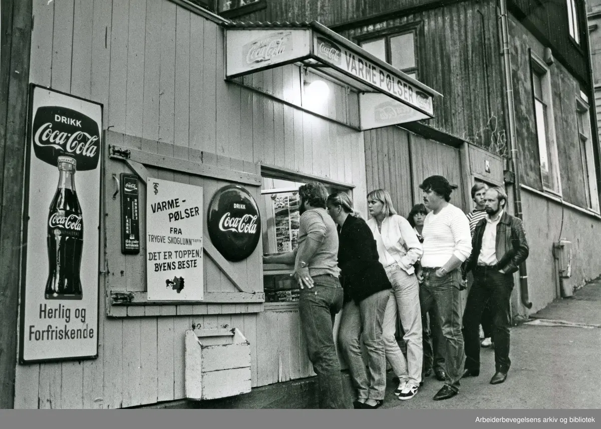 1980-tallet ble den siste epoken med de tradisjonelle pølsebuene i Oslo. En av de som holdt lengst ut i pølsekrigen var den legendariske "Mor i bakken" på Kampen. August 1980.