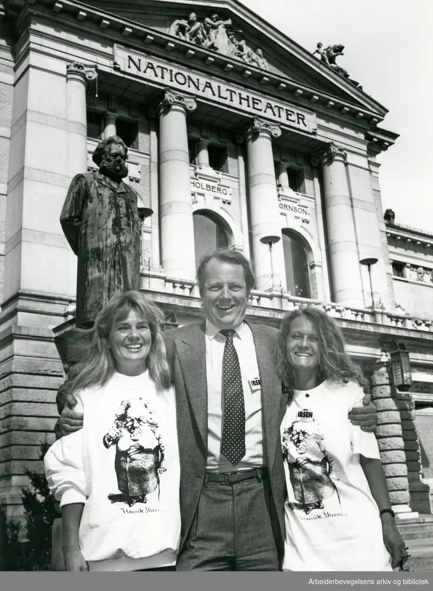 Nationaltheatrets sjef Stein Winge med Ba Clemetsen (til venstre) og Siri Skaarberg. 2 mai 1990.