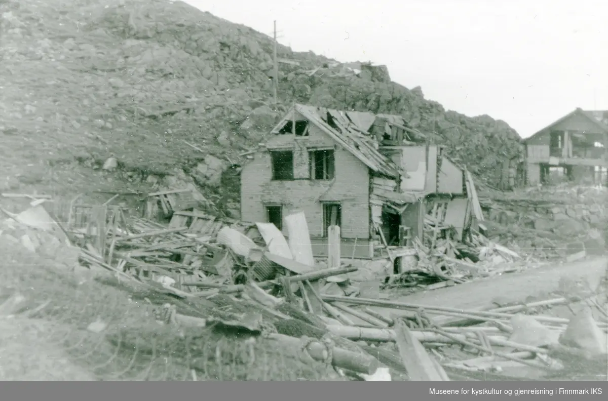 Honningsvåg. Ødelagt hus etter Storbombingen 14. juli 1942.